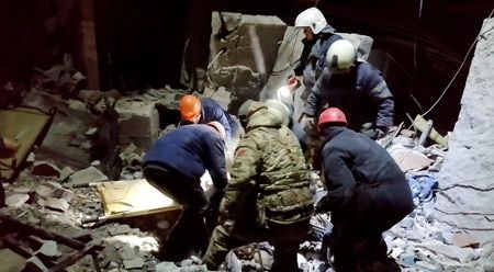 　ロシアは２月４日、ウクライナ東部のロシア支配地域で３日、パン屋がウクライナ軍の攻撃を受け、女性９人と子ども１人を含む少なくとも２８人が死亡したと明らかにした。写真は、ウクライナ東部ルガンスク州リシチャンスクで、倒壊した建物のがれきから遺体を回収する救急隊員。ロシア非常事態省の撮影写真（２０２４年　ロイター）