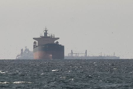 2026年3月11日、アラブ首長国連邦で、ホルムズ海峡近くの湾内を航行するタンカー。REUTERS