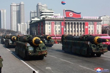 　４月２１日、朝鮮中央通信（ＫＣＮＡ）は、北朝鮮が同国北部の核実験施設を廃棄することを決定したと伝えた。写真は２月に平壌で行われた軍事パレード。ＫＣＮＡ提供（２０１８年　ロイター）