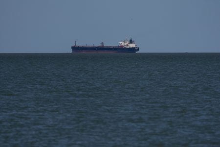 3月、ガルベストン湾に停泊する原油タンカー。REUTERS/Antranik Tavitian