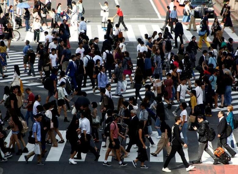 内閣府が発表した10月の景気ウオッチャー調査では、景気の現状判断DIが36.7で、前月比10.0ポイント低下し、3カ月ぶりの低下となった。横ばいを示す50の水準は22カ月連続で下回った。企業動向関連、雇用関連、家計動向関連のすべてが低下した。写真は渋谷のスクランブル交差点で10月撮影（2019年　ロイター/Kim Kyung-Hoon）