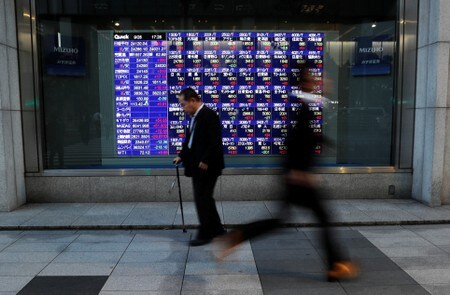 　１１月２５日、東京株式市場で日経平均は続伸した。先週末の米国株式市場で主要３指数が上昇した流れを引き継ぎ、プラス圏で取引をスタート。香港株や上海株が堅調に推移したこともあり、前場は上げ幅を２００円超に拡大した。後場は利益確定売りが上値を抑えたものの、売り材料も乏しくプラス圏を維持して取引を終えた。２０１８年９月２８日、都内で撮影（２０１９年　ロイター/Toru Hanai ）