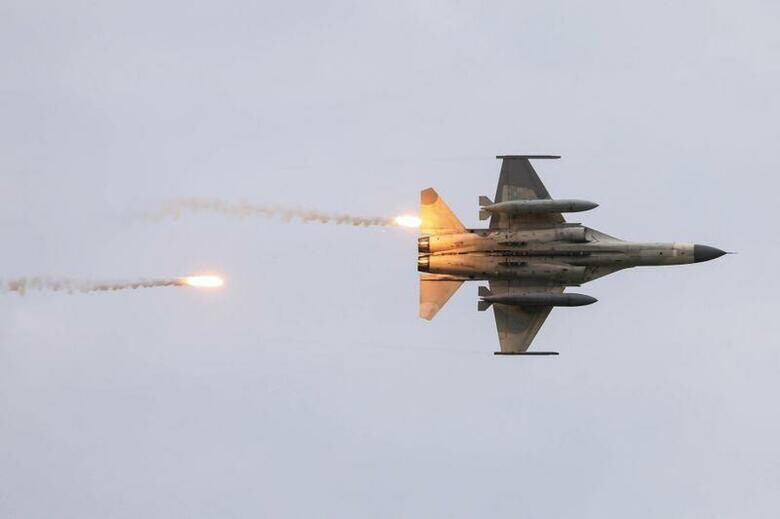 中国の王毅国務委員兼外相は、チェコのミロシュ・ビストルチル上院議長らが台湾を公式訪問したことについて、「高い代償を払う」ことになると述べた。写真は台湾の軍事演習中に登場した戦闘機。2020年7月16日に撮影。（2020年　ロイター／Ann Wang/File Photo）