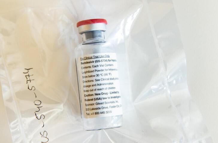 新型コロナウイルス感染症の治療薬として利用されている米ギリアド・サイエンシズの抗ウイルス薬「レムデシビル」について、欧州連合が同社と結んだ10億ユーロ(12億ドル)の供給契約を見直す必要があるとの見方が出ている。 独ハンブルクで4月代表撮影(2020年　ロイター)
