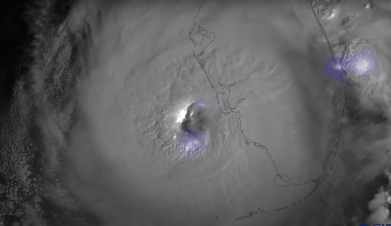 多くの雷を伴ってフロリダに近づくハリケーン・イアンと凄まじい雷（衛星画像からのキャプチャ）　KHOU 11/YouTube