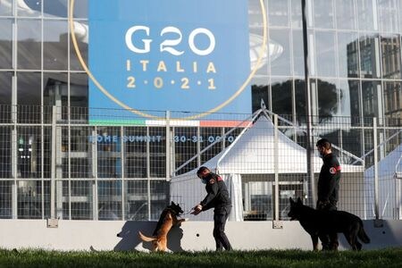 　ローマで開催する２０カ国・地域首脳会議（Ｇ２０サミット）の共同文書草案によると、パンデミック（感染症の世界的な流行）が起きた場合に、新たなワクチン・医薬品・検査の開発期間を１００日間に短縮する努力を支援すると表明する。ローマで２７日撮影（２０２１年　ロイター／Yara Nardi）