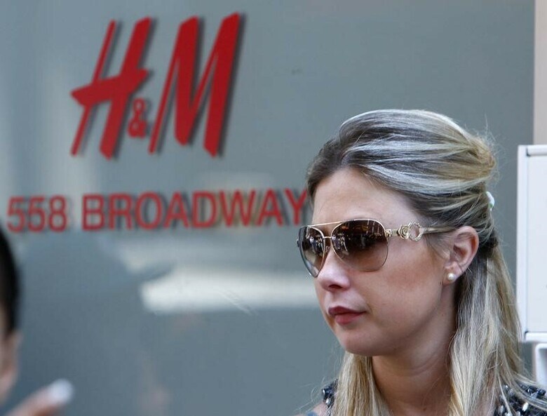 ６月５日、スウェーデンのアパレル小売り大手へネス・アンド・マウリッツ（Ｈ＆Ｍ）と同業の米ギャップは、自社製品を製造するアジアの労働者が日常的に性的虐待やセクハラ、暴力の被害に遭っているとの人権団体の報告書を受け、実態調査を行うと表明。写真はニューヨークで２００８年撮影（２０１８年　ロイター/Brendan McDermid）