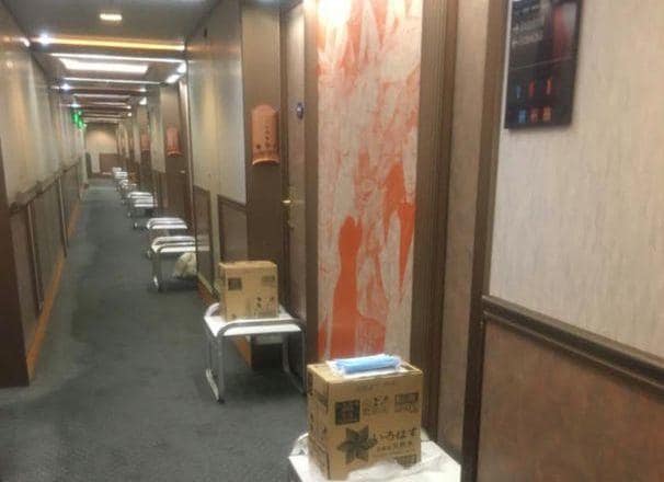 長崎市の造船所に停泊し、乗員の間で新型コロナウイルスの集団感染が発生したコスタ・アトランチカの船内。写真は4月25日撮影。5月1日、長崎県を通じ国立感染症研究所が提供（2020年　国立感染症研究所）