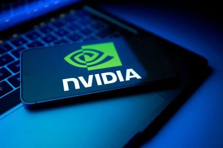 　１７日からの週の米株式市場は、１９日発表のエヌビディアの決算でハイテク株の乱高下がさらに高まる可能性がある。写真はエヌビディアのロゴのイラストレーション。８月撮影（２０２５年　ロイター/Dado Ruvic）