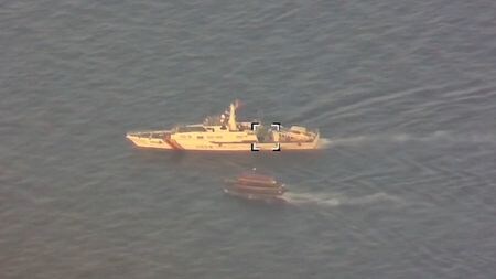 中国外務省は２３日、南シナ海での船舶衝突を巡ってフィリピン側に立った米国の声明について、「事実を無視している」と反発した。中国海警局提供の映像から。（2023年　ロイター）