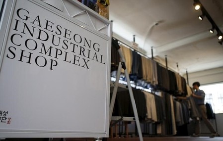 　１０月６日、北朝鮮の複数の公式サイトは、昨年操業が中断された韓国との経済協力事業「開城（ケソン）工業団地」の操業を再開したことを明らかにした。写真は同工業団地で製造された商品を売る店。ソウルで２０１５年８月撮影（２０１７年　ロイター/Kim Hong-Ji ）