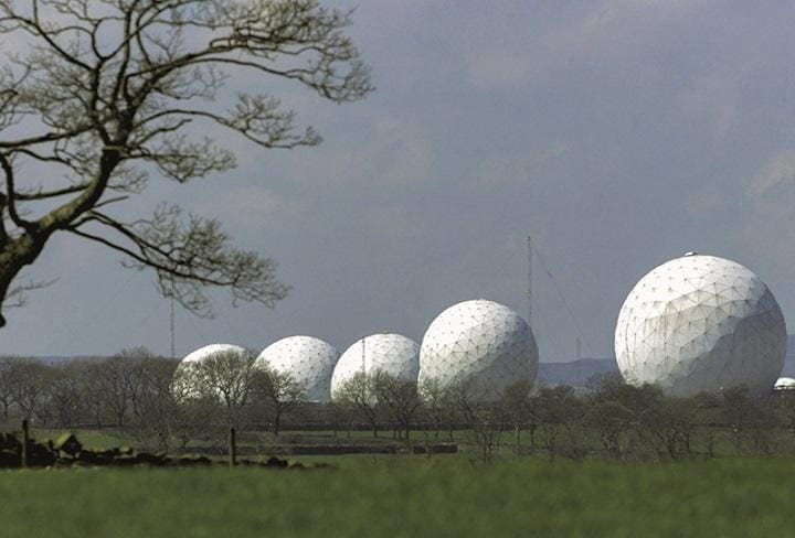 英空軍基地にある通信傍受システムとされる施設　REUTERS
