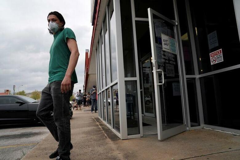 米労働省が16日発表した11日終了週の新規失業保険申請件数は524万5000件だった。写真は失業保険申請者。4月6日、アーカンソー州労働当局で撮影（2019年　ロイター/Nick Oxford）