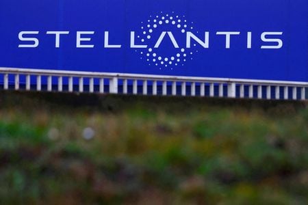 　１１月２４日、欧米自動車大手ステランティスのカルロス・タバレス最高経営責任者（ＣＥＯ）はＣＥＯ就任後初訪問したインドで２３日に記者団に対し、欧州では現在は手ごろな価格の電気自動車（ＥＶ）を生産できないとの結論に至ったとした上で、インドなどの他の市場でコストを下げてＥＶを生産することを検討していると語った。２月撮影（２０２２年　ロイター/Gonzalo Fuentes）