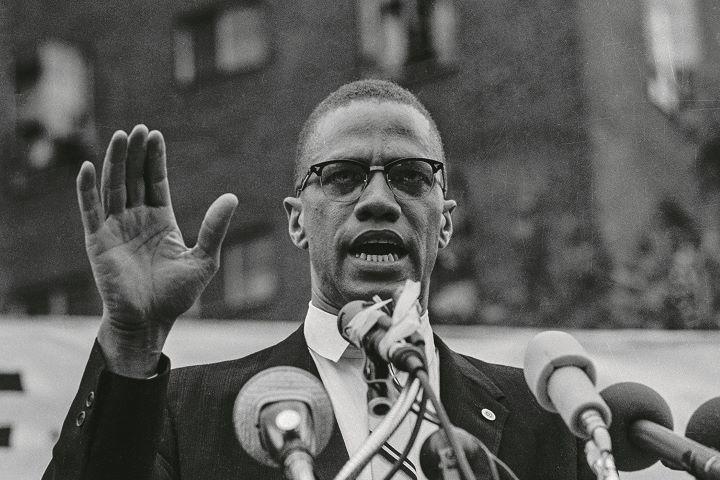 当局はどうして暗殺事件の幕引きを急いだのか。2人の男性の無実を示す証拠をなぜ隠蔽したのか（演説するマルコムX、1963年）　BETTMANNｰGETTY IMAGESｰSLATE