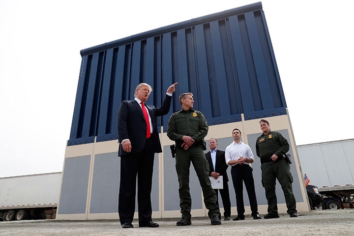 壁のプロトタイプを視察するトランプ。これを全長3000キロの国境に建設したいのだが……　Kevin Lamarque-REUTERS