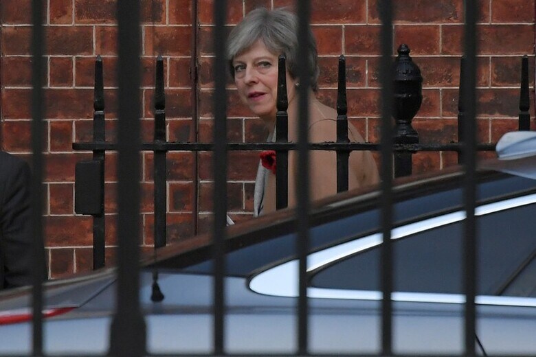 １１月１０日、メイ英首相（写真）は有権者を間違った方向に導くのをやめ、英国がＥＵからの離脱（ブレグジット）交渉の破棄を一方的に決断すれば、ブレグジットは回避可能になると認めるべきだと、リスボン条約第５０条の起草に関わったジョン・カー元英駐ＥＵ大使は語った。ロンドンで９日撮影（２０１７年　ロイター/Toby Melville）