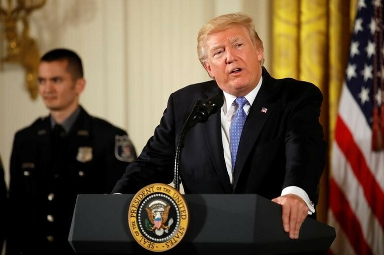 ７月２７日、米議会下院は、２０１８会計年度（１７年１０月ー１８年９月）の国防予算を６８０億ドル増額して６５８１億ドルとすることを承認した。写真はトランプ大統領、２７日ホワイトハウスで撮影（２０１７年　ロイター／Carlos Barria）