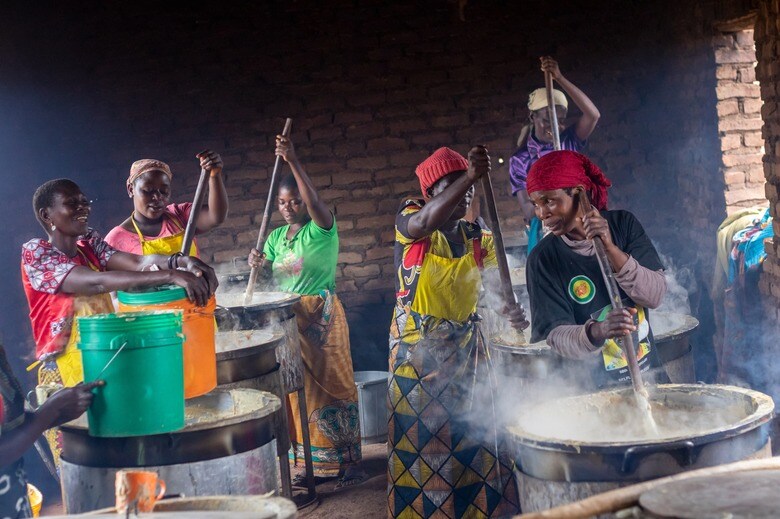 給食支援は、現地の女性たちが地域の子どもたちのためにボランティアで取り組んでいる