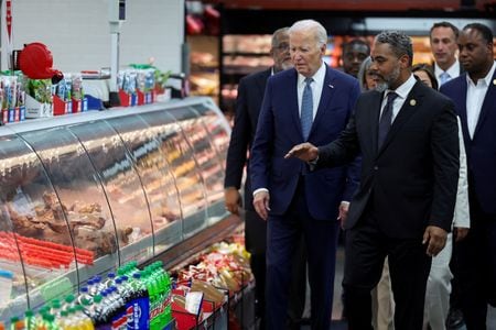 　８月２３日、今回の米連邦議会議員選挙に際して米国の大手食品・日用品会社から民主党議員への政治献金が増えていることが、ロイターによる連邦選挙委員会（ＦＥＣ）データの分析で明らかになった。写真中央はバイデン大統領。７月１６日、ラスベガスの食料品店で撮影（２０２４年　ロイター/Tom Brenner）