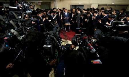 　３月１２日、財務省は午後の参院予算委員会理事懇談会に学校法人「森友学園」への国有地売却を巡る決裁文書書き換えの調査報告を提示した。写真はメディアの質問に答える麻生財務相。財務省で撮影（２０１８年　ロイター／Toru Hanai）