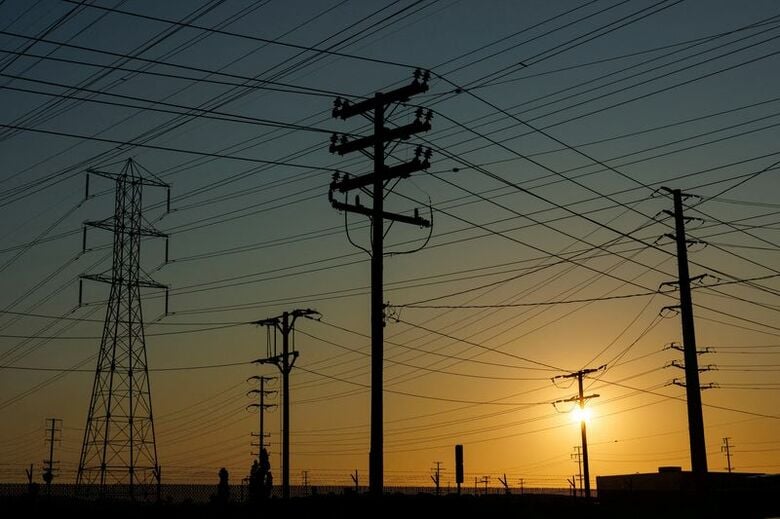 送電鉄塔。2025年8月7日、米カリフォルニア州コマースで撮影。REUTERS/Mike Blake