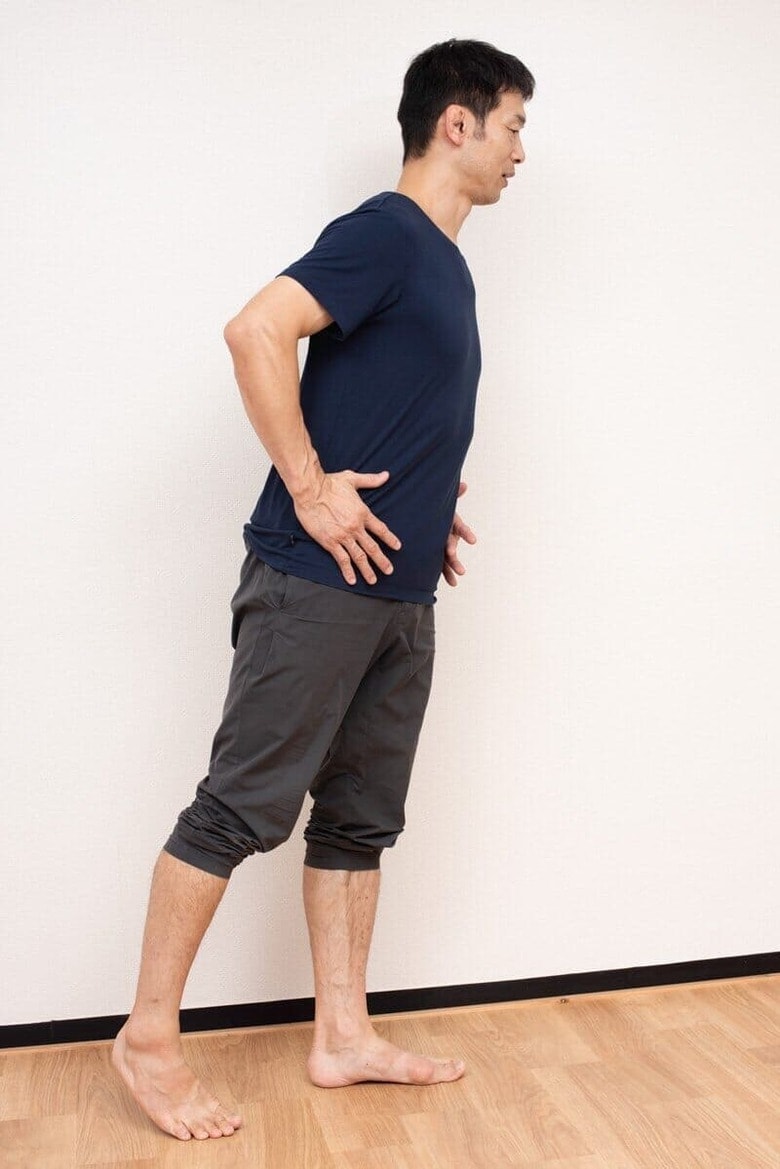 【正しい歩き方】　骨盤と足をつないで動かす、みぞおちから足を動かすようなイメージで歩こう　撮影＝今井一詞