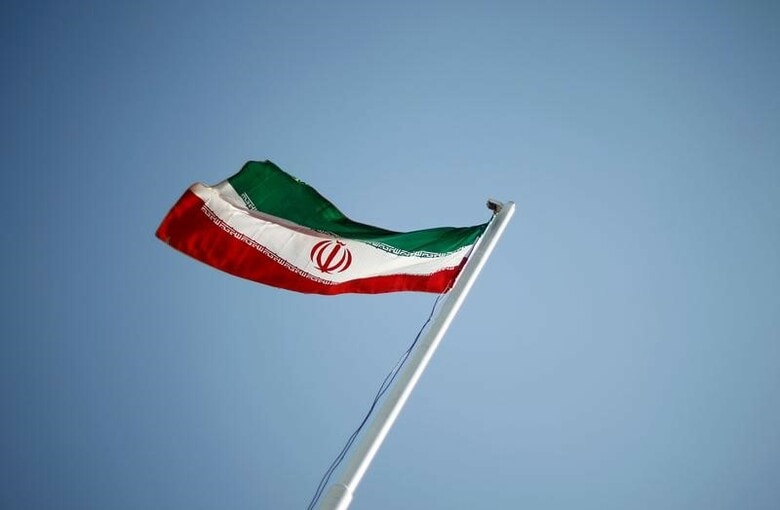 ２月２日、米政府はイランの弾道ミサイル発射実験を受け、３日にも同国の複数の団体に新たに制裁を科す方針であることが、事情に詳しい関係筋の話で明らかになった。 イランの国旗、テヘランで２０１１年撮影（２０１７年　ロイター／STR）