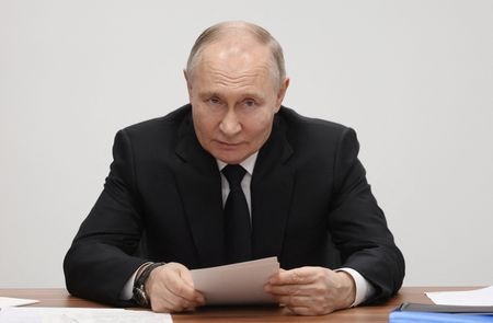 ロシアのプーチン大統領は１７日付の大統領令で、米国のヘッジファンド６８３キャピタル・パートナーズに対し、西側諸国の金融機関約１２社が所有するロシア企業の証券を取得する権限を与えた。写真は２月撮影の提供写真。（２０２５年　ロイター/Sputnik/Alexander Kazakov/Pool via REUTERS）