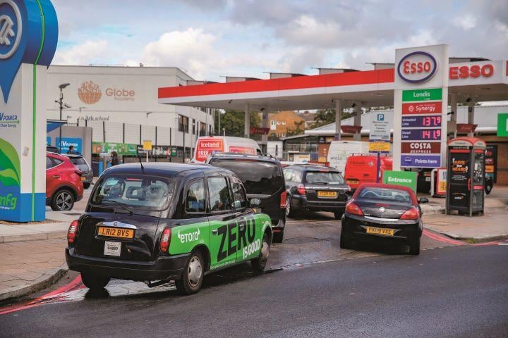 給油待ちの車が列を作るロンドンのガソリンスタンド（9月28日）　HASAN ESENｰANADOLU AGENCY/GETTY IMAGES