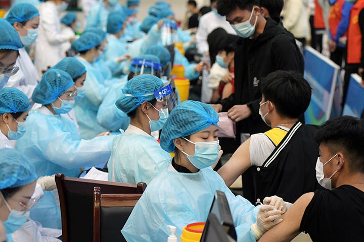 大学でワクチン接種を受ける学生たち（3月30日、山東省青島市）　China Daily/REUTERS