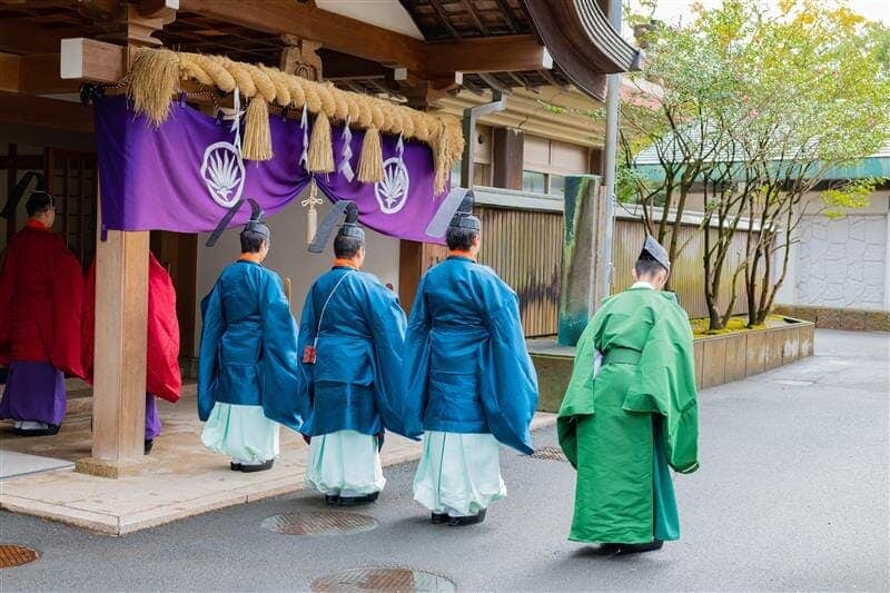 宮司の6割超が年収300万円未満...コンビニより多い神社の持続可能性を問う | ニューズウィーク日本版 オフィシャルサイト