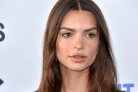 【画像】「ベッドで勤務...」無衣装で寝そべるエミリー・ラタコウスキーに「仕事は何？」のツッコミ