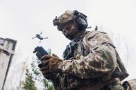 絶対に逃げられない恐怖...「ドローン」の追跡を、何とか振り切ろうとするロシア軍車両、映像公開（ウクライナ）