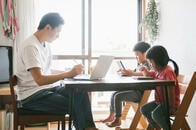親の働く姿を見ていないために、職業へのイメージを持てない日本の子どもたち