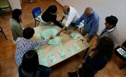 スペインのアンダルシア州議会選、保守派勝利も極右の協力必要に
