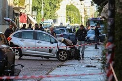 人が次々と跳ね飛ばされて…イタリアで人ごみに車が猛スピードで突っ込み、4人重体
