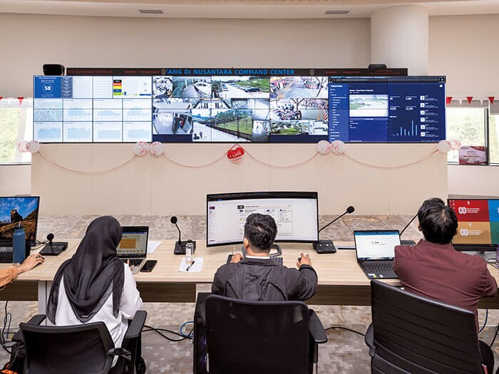 ヌサンタラ全域に設置されたカメラやセンサーからのデータを表示する画面を指令センターで監視する職員ら。ヌサンタラは電力供給を100%再生可能エネルギーとすることを目指している