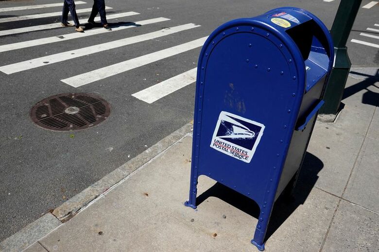 米国郵政公社（USPS）の郵便ポスト。2022年5月9日、マンハッタンで撮影。REUTERS/Andrew Kelly/File Photo