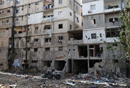 　ベイルート南部の郊外に爆弾が降り注ぐなか、アリ・フサイニさんは心が引き裂かれるような難題に直面していた。写真は、被害を受けたビル。３日、レバノン南部のティールで撮影（２０２４年　ロイター/Thaier Al-Sudani）