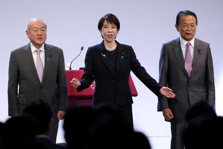写真は高市早苗首相と麻生太郎副総裁、鈴木俊一幹事長。2026年4月、都内で開催された自民党党大会で撮影。REUTERS/Issei Kato