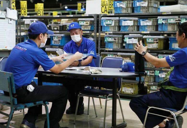 新型コロナウイルス感染防止のためにマスク着用は必須だが、猛暑による熱中症のリスク低減とどう両立させるか、製造現場では工夫を凝らして対策を強化している。写真は休憩をとるマレリのスタッフ。7月30日撮影(2020年　ロイター/Naomi Tajitsu)