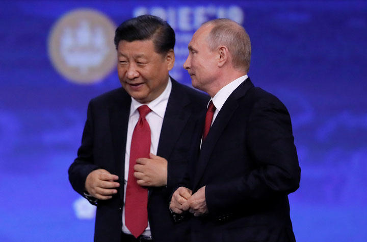中国の習近平（左）とロシアのプーチンはそろってコワモテ　Maxim Shemetov- REUTERS