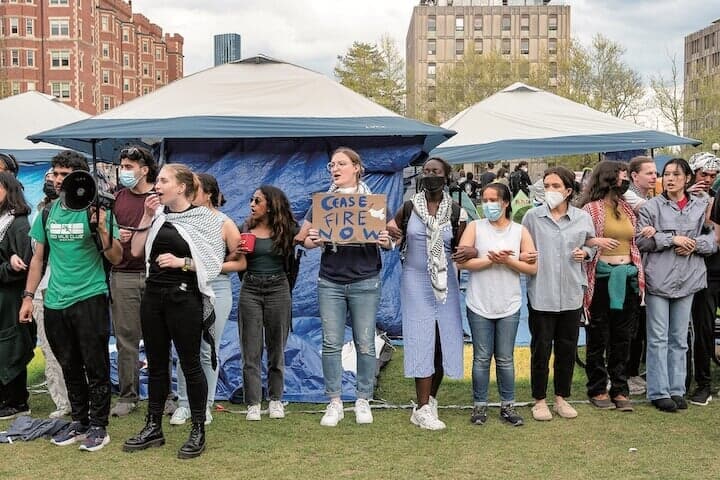 MITのキャンパスで人間の鎖をつくるデモ参加者たち（5月6日） VINCENT RICCIーSOPA IMAGESーLIGHTROCKET／GETTY IMAGES