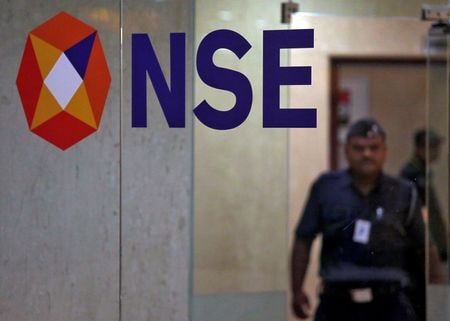 　１２月２日　野村はインドの代表株価指数Ｎｉｆｔｙ５０が２０２６年末までに２万９３００まで上昇し、現在の水準から約１２％の上昇余地があるとの見通しを示した。写真はインド国立証券取引所（ＮＳＥ）のロゴ。２０１９年５月、ムンバイで撮影（２０２５年　ロイター／Francis Mascarenhas）