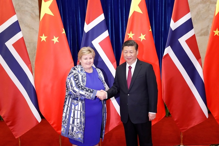 人民大会堂で中国の習近平国家主席と会談したノルウェーのソルベルグ首相（4月10日）　Yohei Kanasashi-REUTERS