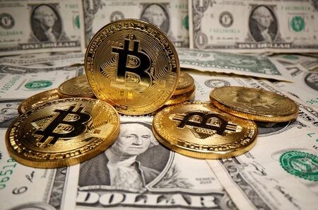 １１月１８日、代表的な暗号資産（仮想通貨）のビットコインの価格が２０１７年に記録した過去最高値に迫りつつある。写真はビットコインのイメージ。５月撮影（２０２０年　ロイター/Dado Ruvic）