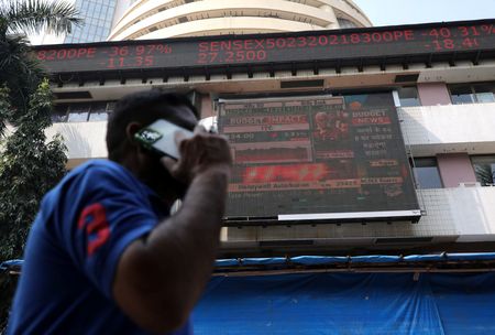 インドの財閥アダニ・グループの中核企業アダニ・エンタープライゼズが総額２５億ドルの公募増資を撤回したことを受け、２日のインド株式市場ではグループ傘下企業が軒並み急落し、１０００億ドル以上の時価総額が吹き飛んだ。ボンベイ証券取引所前で１日撮影。（2023年　ロイター/Niharika Kulkarni）