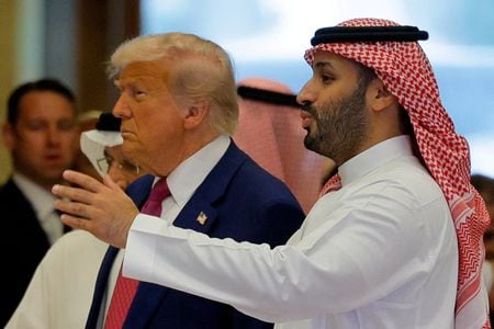 サウジアラビアの政府系ファンド「パブリック・インベストメント・ファンド（ＰＩＦ）」は１４日、米国の資産運用大手、フランクリン・テンプルトン、ニューバーガー・バーマンと数十億ドルの投資に関して合意したと発表した。写真は１３日、リヤドで開催されたサウジ・米国投資フォーラムで撮影（２０２５年　ロイター/Brian Snyder）