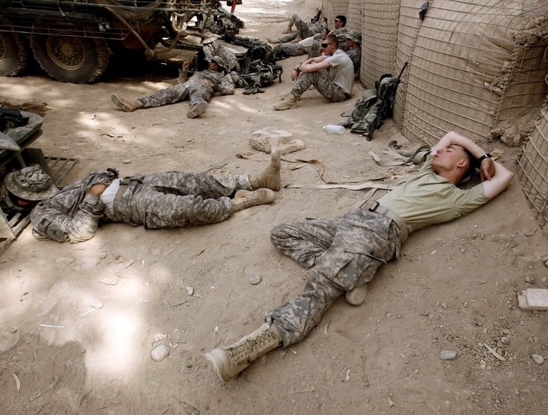 バクダッド近郊で休憩時間に仮眠を取る米軍兵士たち　REUTERS/Goran Tomasevic